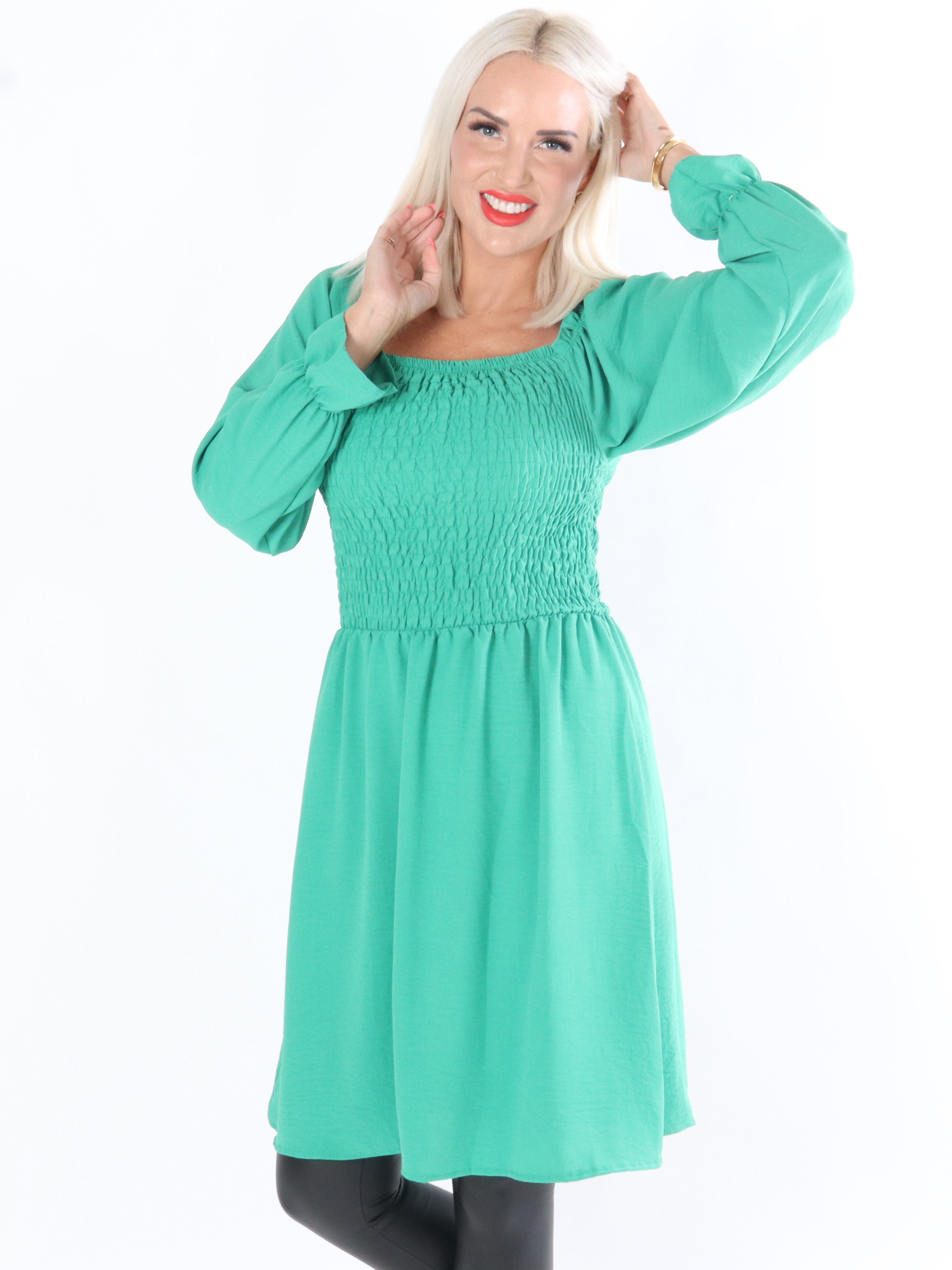 Nukaka - Armégrön klänning med långa ärmar och en kavaj över bröstet.